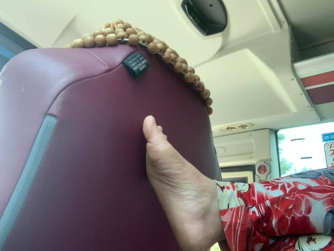 Mới đây, trên MXH một nữ sinh đã chia sẻ câu chuyện về đôi chân vô duyên của người phụ nữ mà cô gặp trên xe gây chú ý với dân tình.