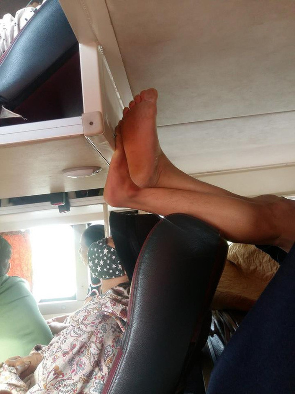 Vì đường xa nên mọi người trên xe đều mệt muốn đi ngủ nhưng bác này lại mang đồ ăn thức uống ra ăn. Xe máy lạnh nên mọi người cũng hiểu mùi như thế nào rồi. Ăn uống xong xuôi, bác lại lấy điện thoại ra video call, nói cười to tiếng. Có người lên tiếng thì bác quay xuống lườm rồi lại nói chuyện tiếp.", cô nàng nữ sinh kể thêm.