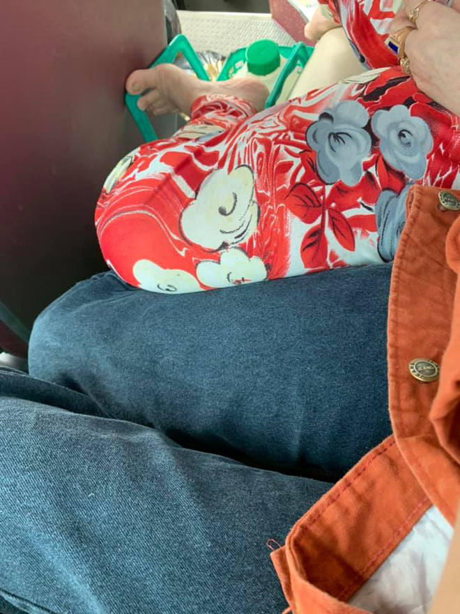 Thời gian gần đây, dân mạng thường xuyên chia sẻ câu chuyện về đôi chân hư hỏng của những vị khách xấu xí trên xe khách. Họ thản nhiên nói chuyện lớn tiếng, gác chân hay ăn uống bừa bãi. Dù đã bị nhắc nhở, thậm chí chỉ trích nhưng họ vẫn không "chừa".