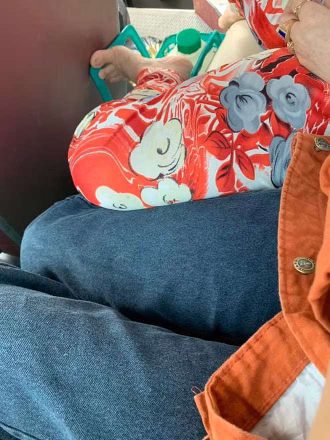 Thời gian gần đây, dân mạng thường xuyên chia sẻ câu chuyện về đôi chân hư hỏng của những vị khách xấu xí trên xe khách. Họ thản nhiên nói chuyện lớn tiếng, gác chân hay ăn uống bừa bãi. Dù đã bị nhắc nhở, thậm chí chỉ trích nhưng họ vẫn không "chừa".