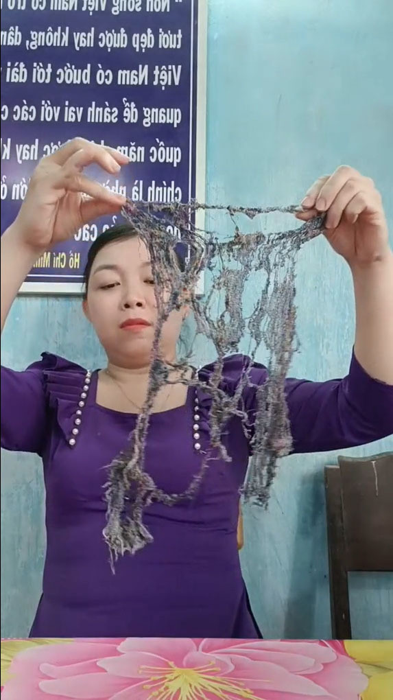 Trong khi đó, giẻ lau bảng từ miếng vải thừa cũng chẳng khá khẩm hơn khi rách lỗ chỗ.