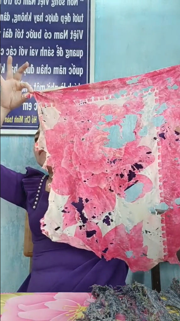 “Các nhà sản xuất khăn nhìn chắc buồn lắm á. Nó xài tới giờ mà không chịu mua khăn mới nữa thì làm sao mà bán”. Cô giáo nói.