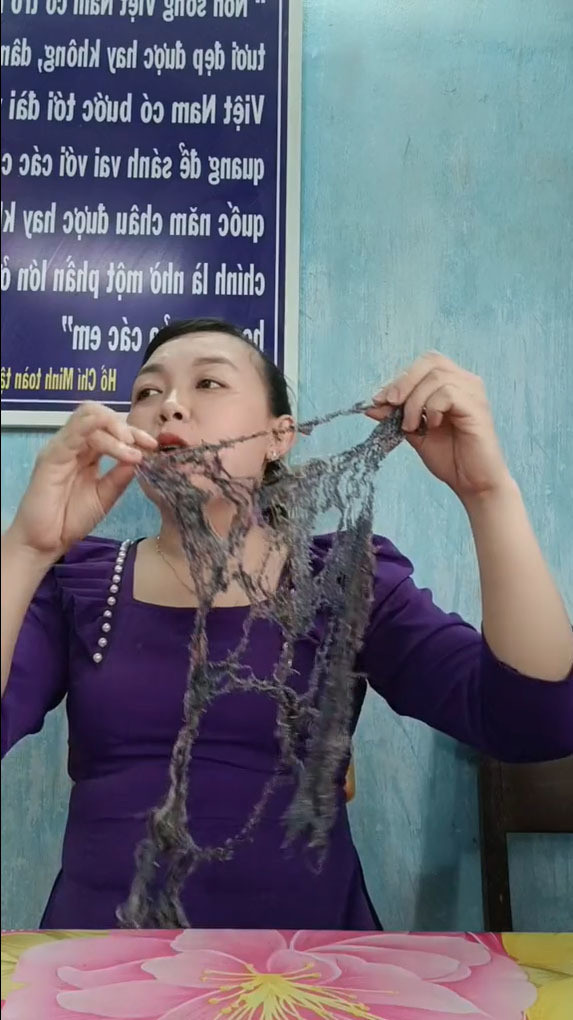 Trong video, cô giáo vừa bất ngờ, vừa ngán ngẩm khi trông thấy giẻ lau bảng của lớp mình đang dạy. Nó vốn là cái khăn và miếng vải thừa nhưng giờ đây sau thời gian dài sử dụng đã tàn tạ hết mức có thể.