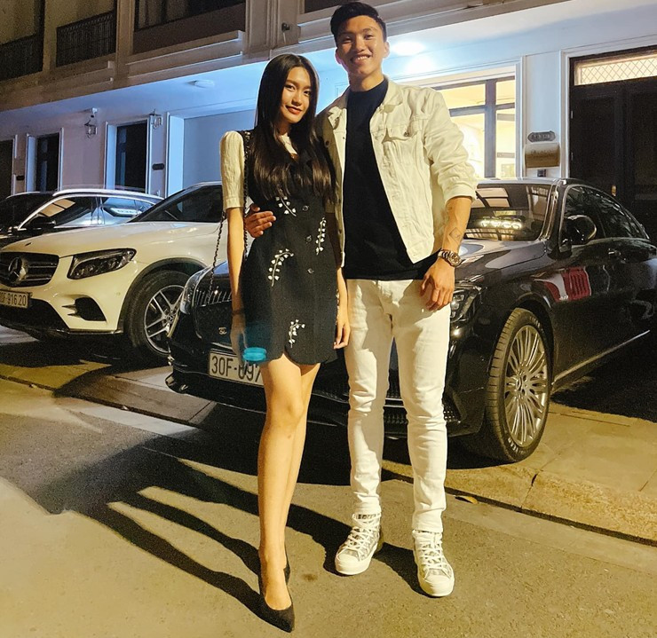 Đoàn Văn Hậu sở hữu chiều cao lên đến 1m86, body 6 múi săn chắc nhờ chăm chỉ tập luyện bóng đá, gym, kết hợp cùng chế độ ăn uống khoa học. Doãn Hải My từng lọt top 10 cuộc thi Hoa hậu Việt Nam năm 2020. Cô sở hữu chiều cao 1,67m cùng số đo 3 vòng chuẩn đẹp, đặc biệt là vòng eo siêu nhỏ và làn da đẹp.