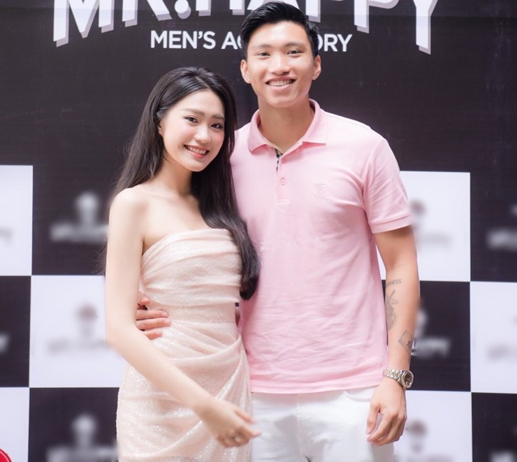 Khi xuất hiện cùng nhau tại các sự kiện, cả hai chọn đồ phối đồ tone sur tone.