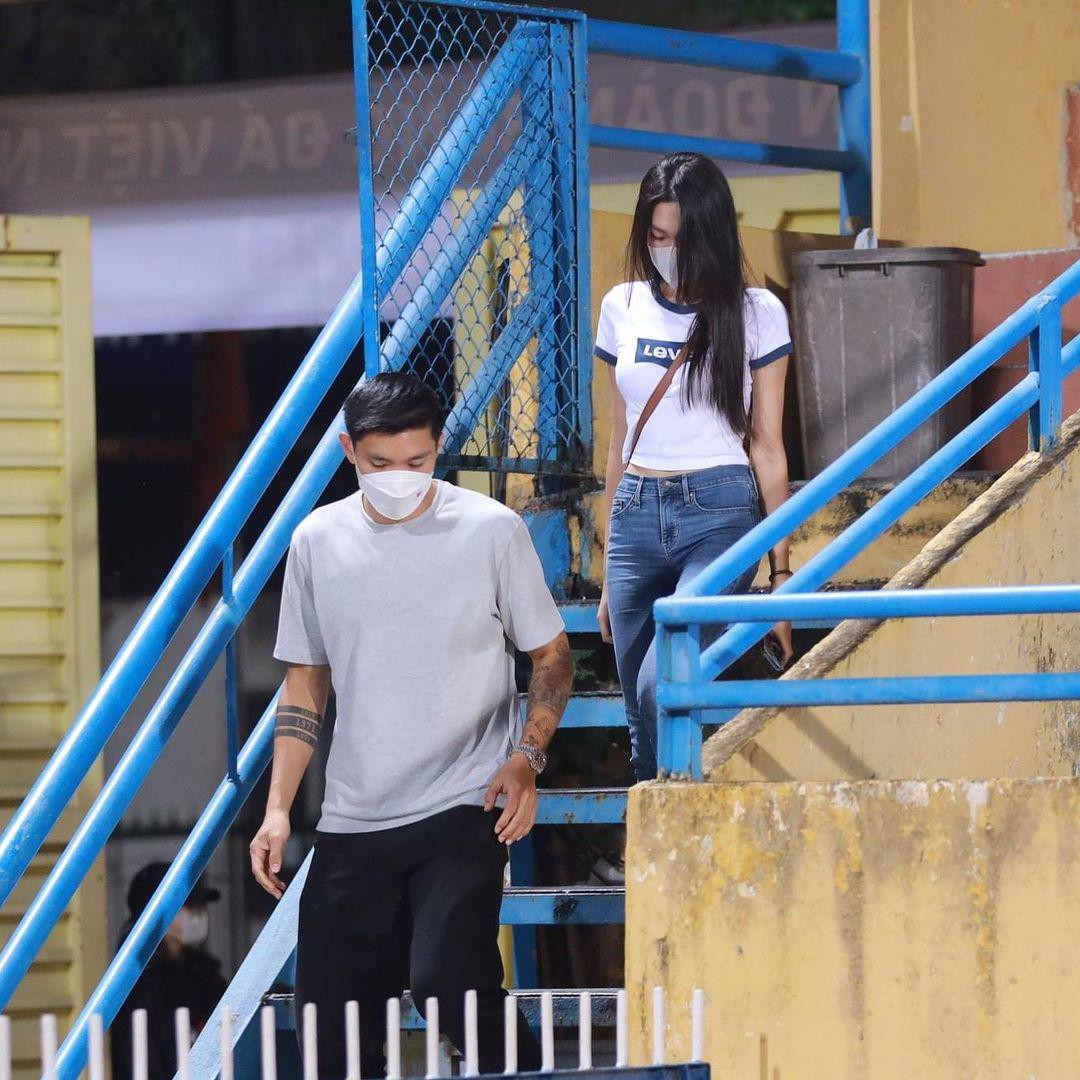 Trước đó, tại thời điểm mới công khai mối yêu đương, cặp đôi Văn Hậu và Hải My lập một tài khoản Instagram riêng, đăng tải hình ảnh hẹn hò. Tại đây, cặp đôi thường xuyên đăng tải hình ảnh diện đồ đôi, có những cử chỉ, hành động thân mật bên nhau.