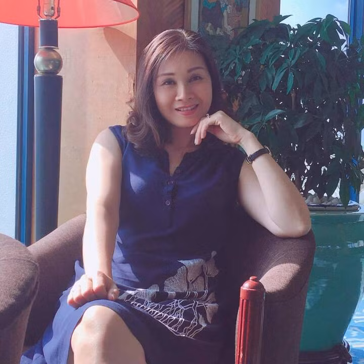 Ra trường, cô Nhật Lệ không đi theo nghiệp diễn xuất mà chuyển hướng sang nghề báo. Cô kể được vợ của thầy giáo chủ nhiệm giới thiệu và giúp đăng ký tham gia dự tuyển vào Đài Truyền hình Việt Nam.