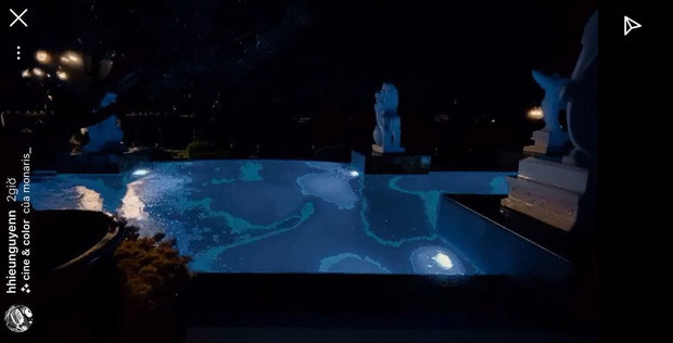 Bình thường muốn xem thì bạn phải nghiêng cái cần cổ, hoặc tiện lợi hơn thì cầm điện thoại ngang lại là được.