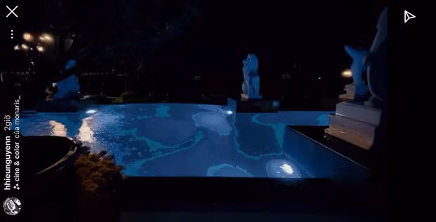 Bình thường muốn xem thì bạn phải nghiêng cái cần cổ, hoặc tiện lợi hơn thì cầm điện thoại ngang lại là được.