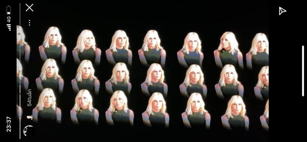 Lật ngang lại tấm hình mới thấy hoá ra là bà trùm thời trang Donatella Versace - người sáng lập thương hiệu trứ danh Versace.