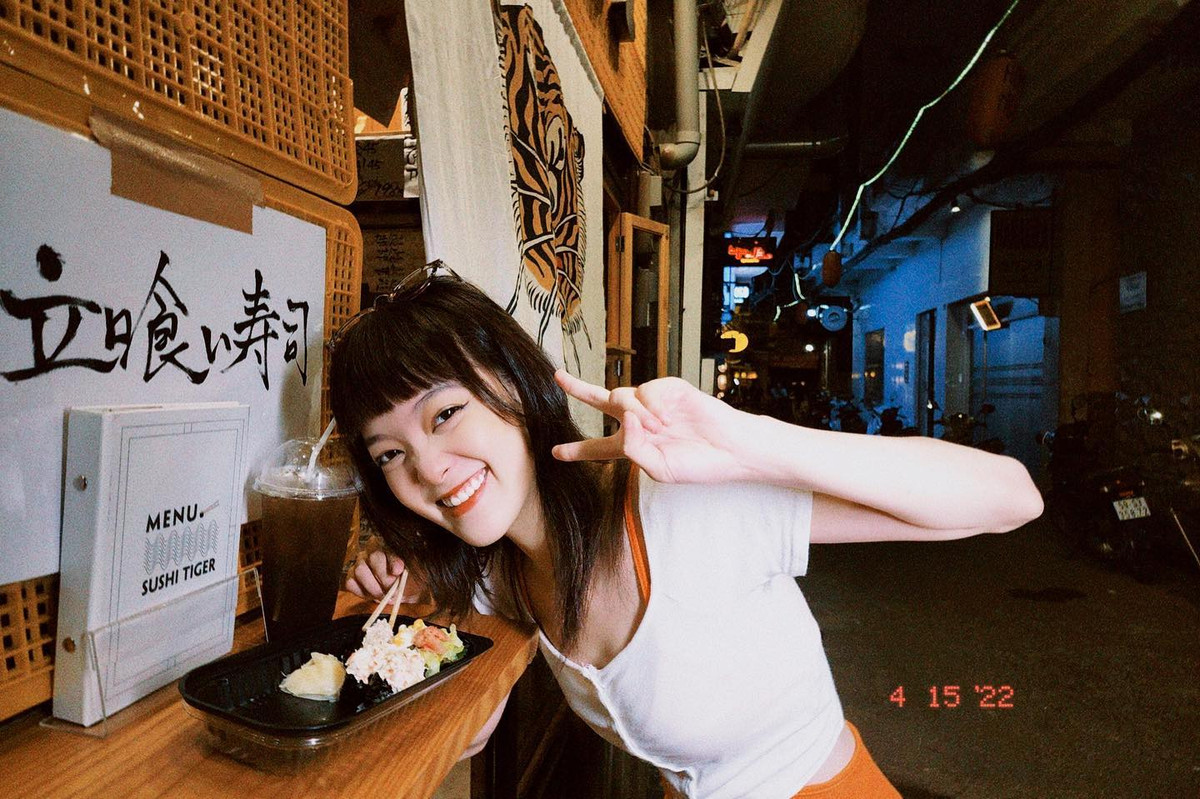 Nữ TikToker diện các trang phục "bắt trend" của thời 8x, 9x như quần tất màu, áo ba lỗ, bên cạnh đó là mái tóc "sư tử" lừng lẫy mà hồi đó gặp 9 người thì 10 người làm kiểu tóc này.