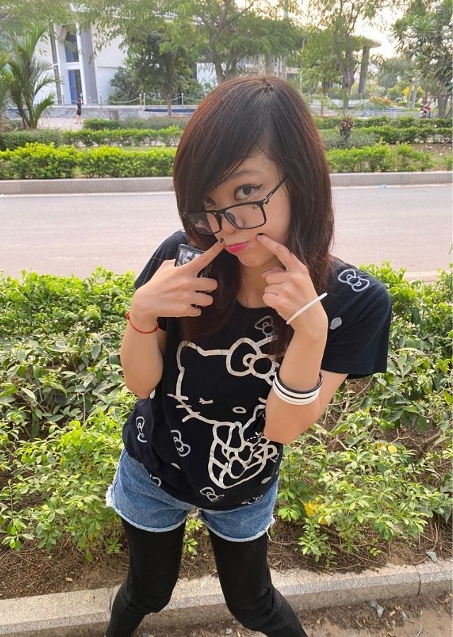 Ít ai biết rằng, người đã làm sống lại trào lưu một thời chính là nữ diễn viên trẻ Michelle Lai kiêm TikToker có tiếng trên mạng. Được biết, cô bạn tên thật là Uyên Trinh, sinh năm 1999, quê ở Vũng Tàu.