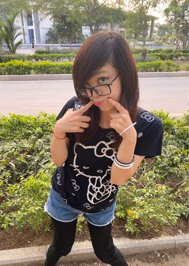 Ít ai biết rằng, người đã làm sống lại trào lưu một thời chính là nữ diễn viên trẻ Michelle Lai kiêm TikToker có tiếng trên mạng. Được biết, cô bạn tên thật là Uyên Trinh, sinh năm 1999, quê ở Vũng Tàu.