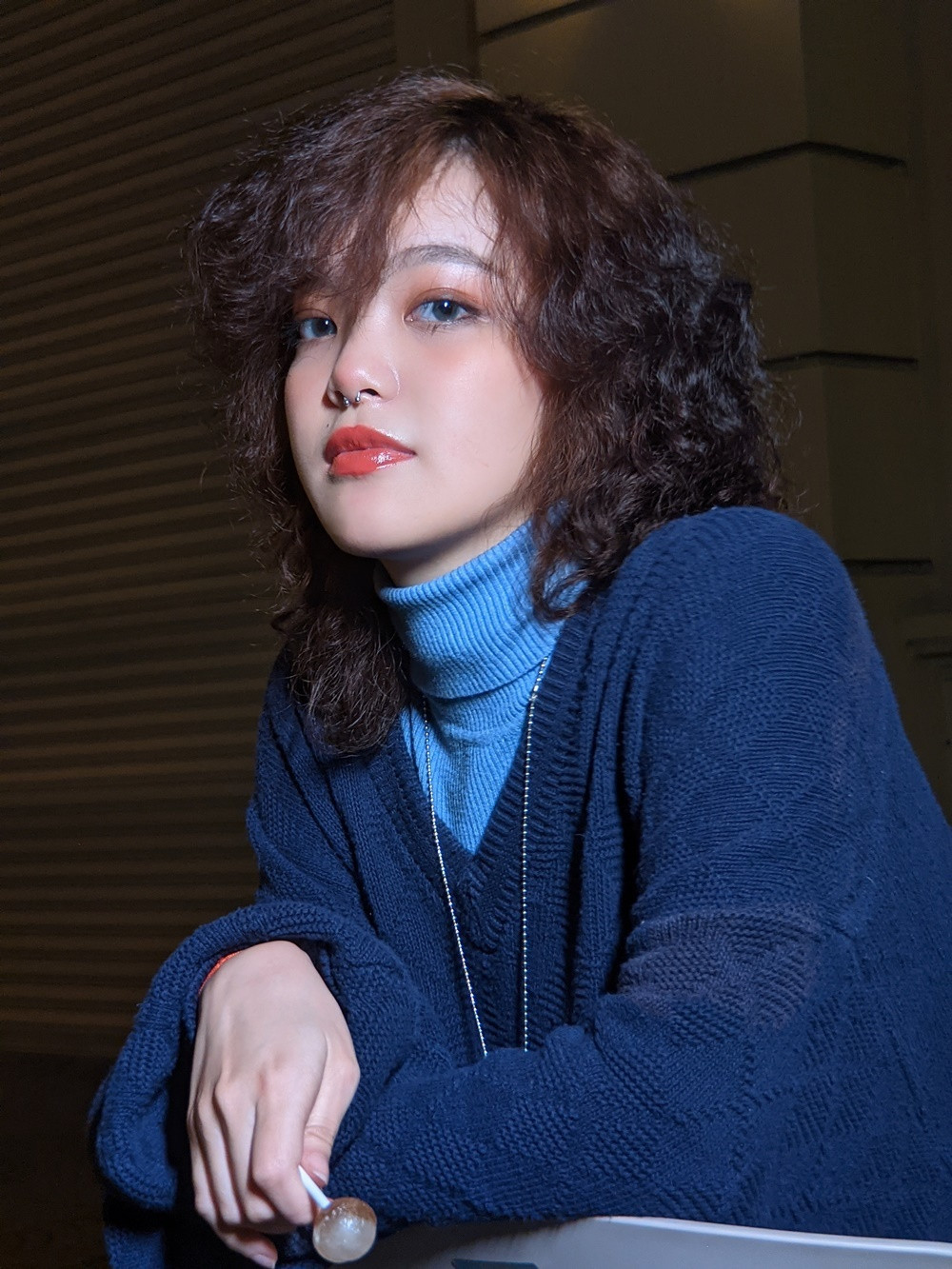 Những ngày qua, trên khắp các diễn dàn mạng xã hội người người nhà nhà đua nhau khoe hình "chu môi, phồng má" cực kỳ thịnh hành những năm 2000. Cái thời mà Yahoo còn chiếm lĩnh mạng internet, chụp ảnh thì giơ tay chữ V, tấm nào cũng được zoom cận mặt rồi thi nhau làm FS tặng người khác.