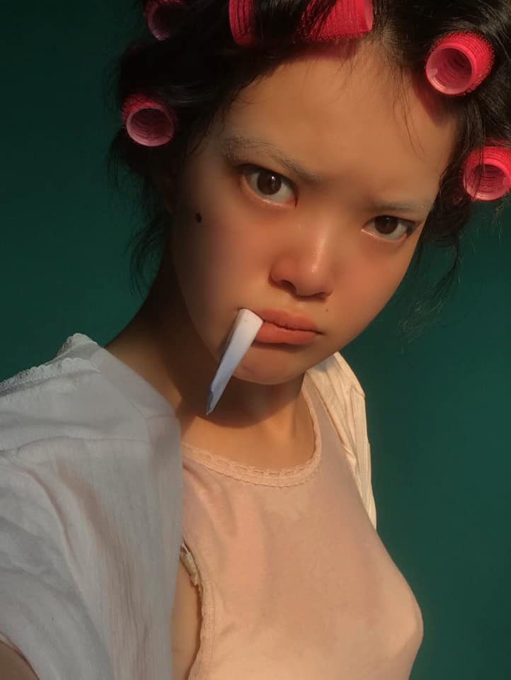 Không thể không thừa nhận, Michelle Lai tái hiện rất đúng tinh thần của giới trẻ ngày xưa. Dù bây giờ nhìn lại thì có thể trông hơi buồn cười nhưng ở thời đó, những ai biết "đu trend" này đều là người rất sành điệu.