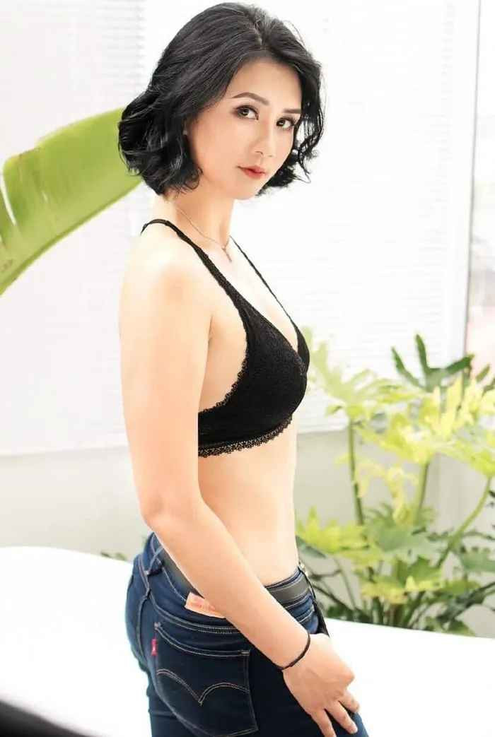 Nếu theo dõi trang cá nhân của Kim Huệ thời gian gần đây, các fan có thể thấy rõ 1 điều đó là cựu tuyển thủ của đội tuyển bóng chuyền Việt lột xác với phong cách thời trang quyến rũ.