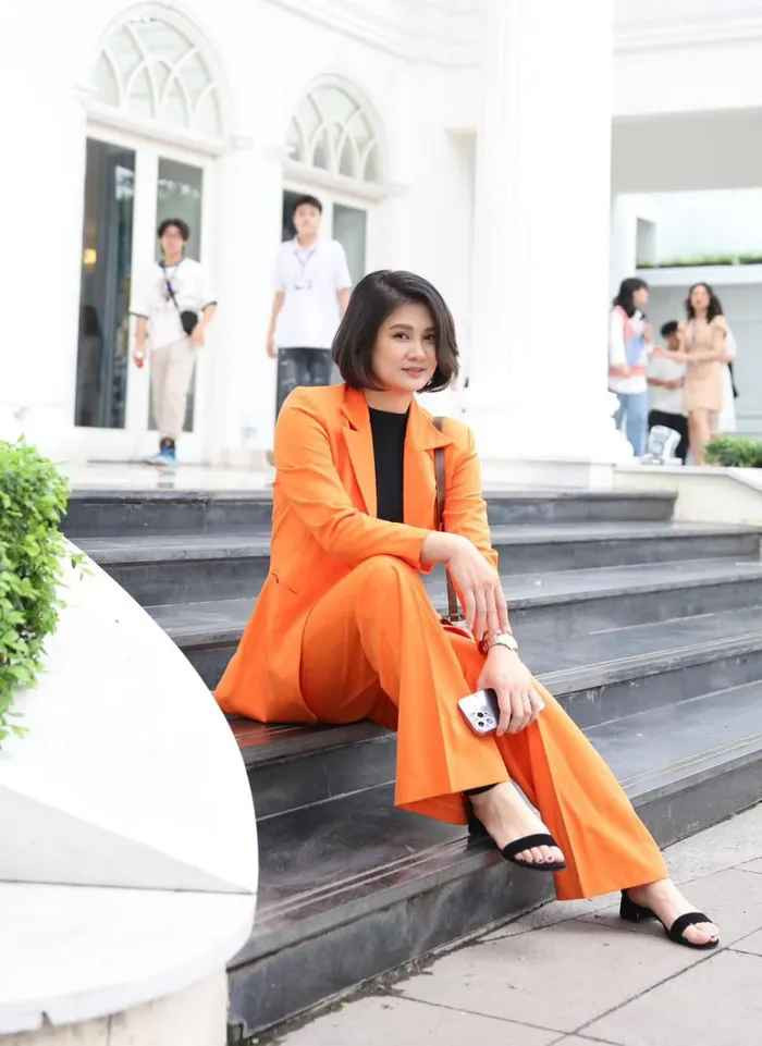 Sau khi rời CLB bóng chuyền Bộ Tư lệnh Thông tin năm 2012, người đẹp sinh năm 1982 gia nhập CLB Ngân hàng Công thương. Năm 2017, Kim Huệ giải nghệ để chuyển sang công tác huấn luyện.