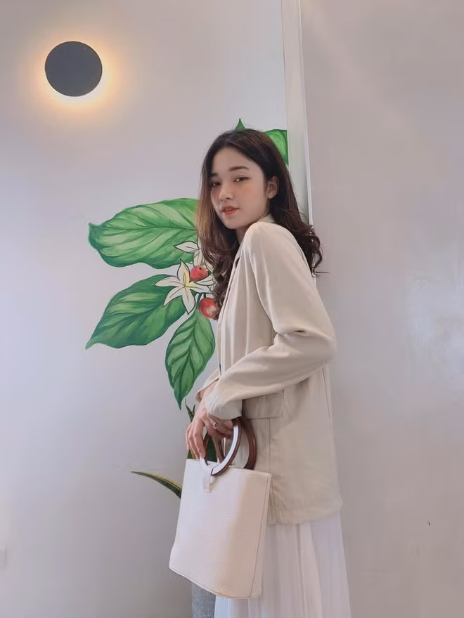 Hiện tại, ngoài thời gian giảng dạy, Hồng Ngọc vẫn làm người mẫu ảnh, đóng phim sitcom, quay MV, clip quảng cáo.