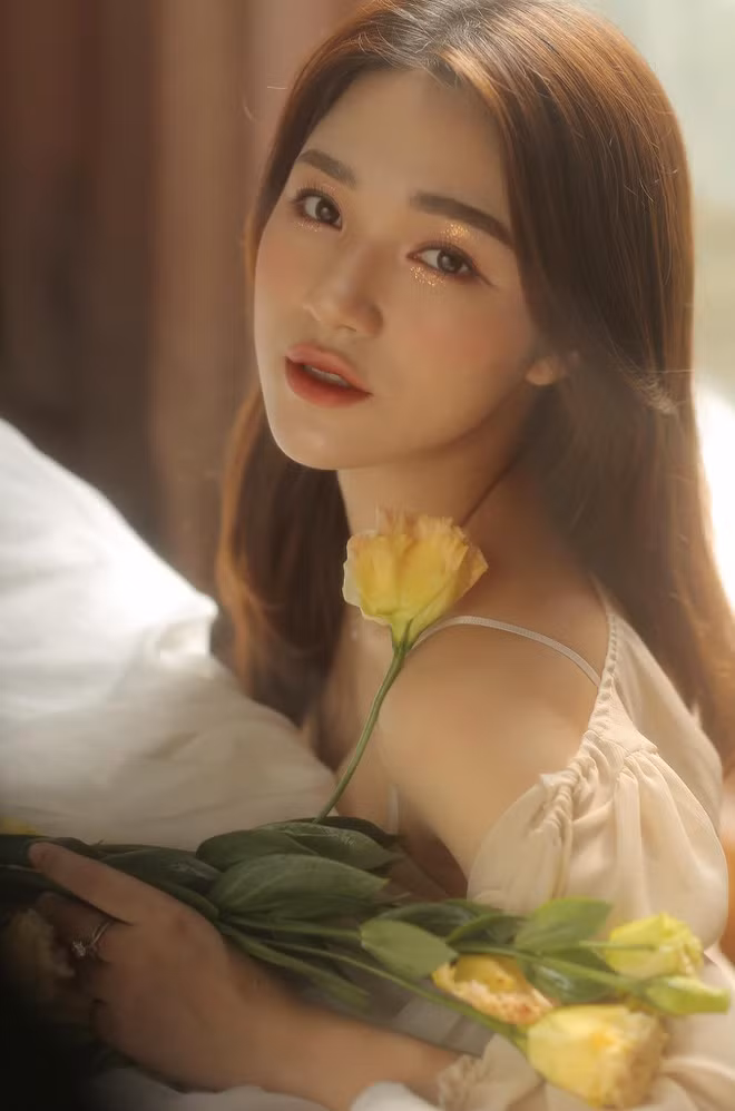 Thế nhưng, nhờ sự cố gắng, nữ giảng viên trẻ dần nhận được sự yêu quý từ các bạn sinh viên. Đến nay, sau 3 năm làm việc, cô thấy muốn gắn bó lâu dài với công việc này.