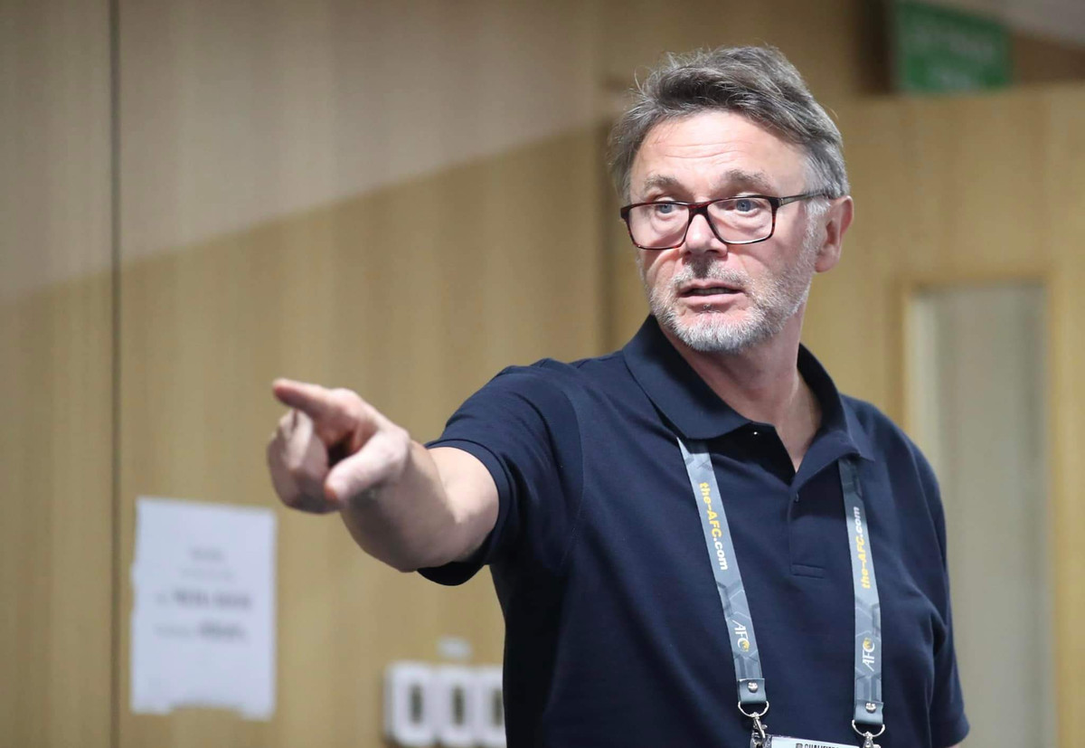 VFF va HLV Troussier dat thoa thuan cham dut hop dong