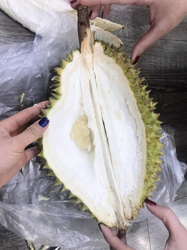 Cầm miếng sầu riêng duy nhất trên tay, cô chị cũng phải "méo mặt" khóc thầm vì trót tin lời người bán.