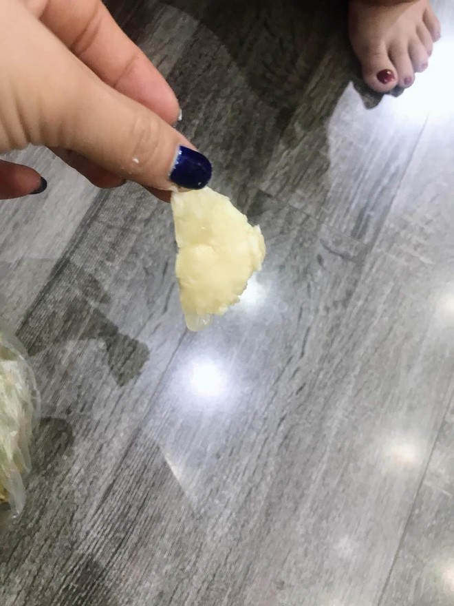 Thế nhưng sau khi xẻ ra, đập vào mắt hai chị em là phần cùi màu trắng dày ơi là dày. Bên trong chỉ có đúng… 1 múi sầu riêng bé tí còn sót lại.