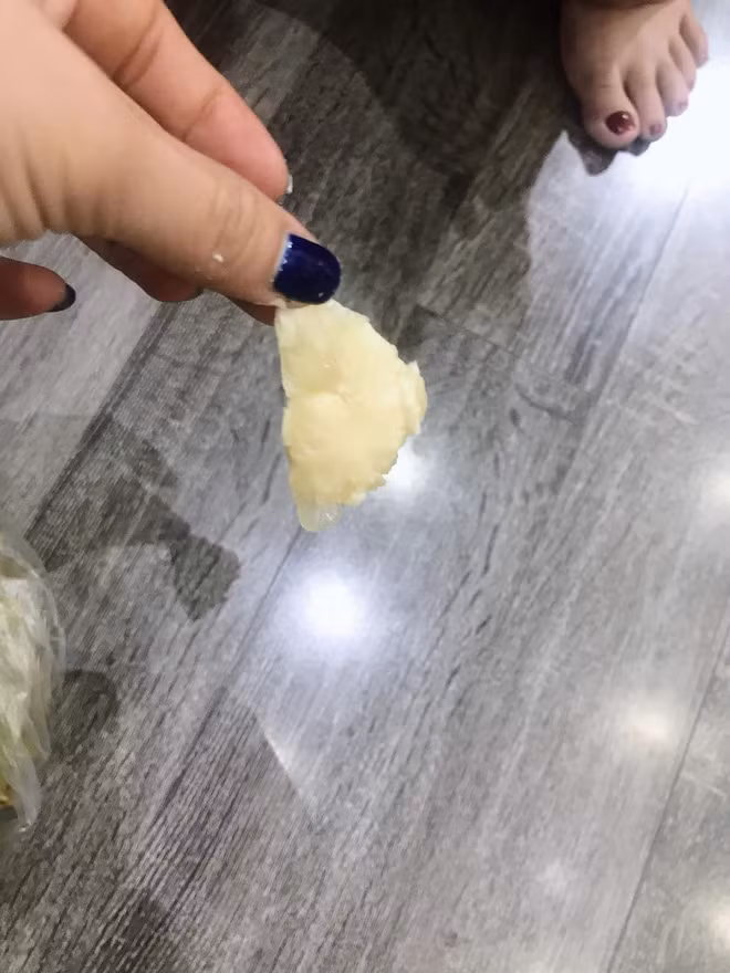 Thế nhưng sau khi xẻ ra, đập vào mắt hai chị em là phần cùi màu trắng dày ơi là dày. Bên trong chỉ có đúng… 1 múi sầu riêng bé tí còn sót lại.