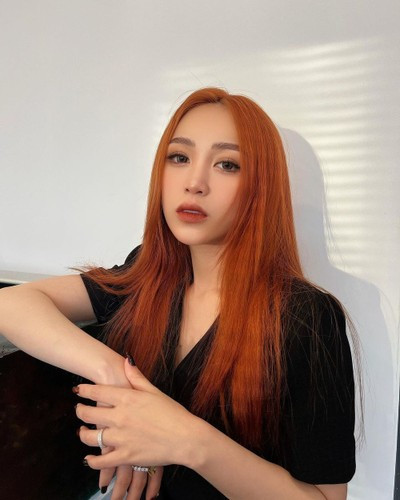 "Người quay video trên TikTok quay xấu kinh khủng, ánh đèn chiếu từ trên xuống, thấy nguyên cái sẹo ở ngay đây", bà mẹ trẻ 2 con nói thêm.