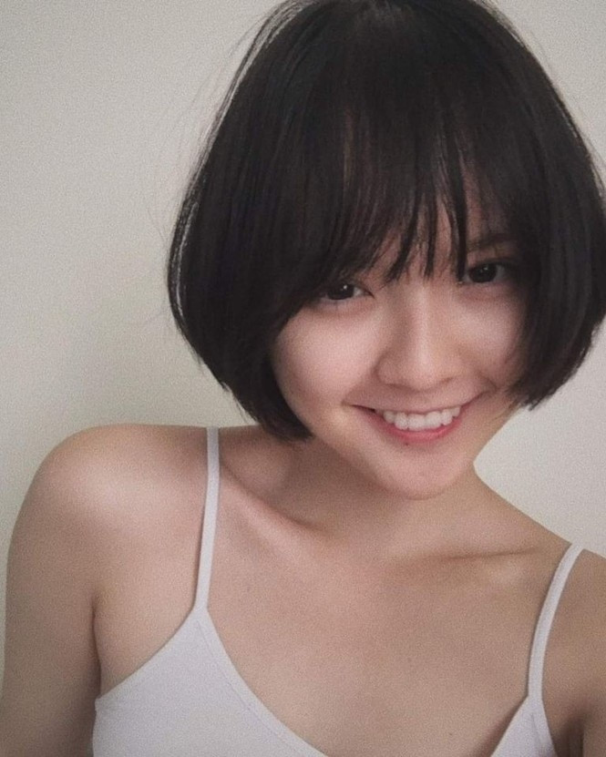 Ở ngoài đời cũng thế, đằng sau hậu trường, Hải Tú không ngần ngại khoe nụ cười duyên dáng.