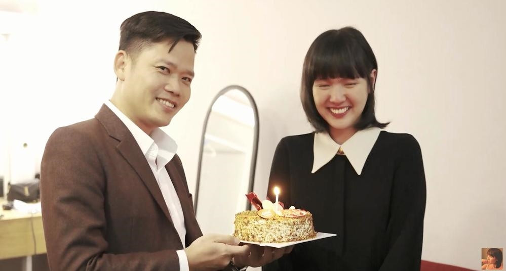 Trong mỗi khoảnh khắc đứng sau Sơn Tùng M-TP, khán giả đều thấy Hải Tú cười rất tươi và sảng khoái hết cỡ.