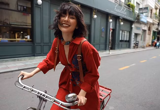 Kể cả khi không son phấn, nụ cười của Hải Tú cũng đều rạng rỡ và đủ sức "hớp hồn" người xem.