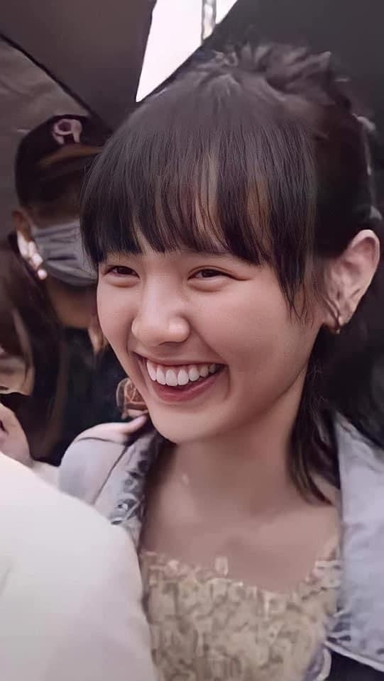 Đặc biệt, nụ cười rực rỡ của Hải Tú xứng đáng ẵm trọn điểm 10, lên ảnh luôn có sự thu hút kì lạ,