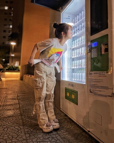 Vì vậy 1 vài khuyết điểm của idol TikTok đã bị lộ như bọng mắt hay vẻ ngoài nhợt nhạt. Nhưng bù lại, Lê Bống cũng khiến nhiều dân mạng phải ghen tị vì làn da không chút tì vết.