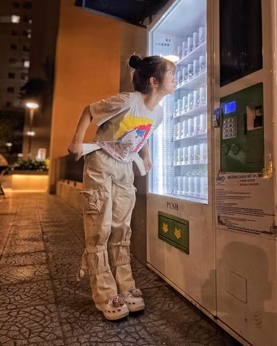 Vì vậy 1 vài khuyết điểm của idol TikTok đã bị lộ như bọng mắt hay vẻ ngoài nhợt nhạt. Nhưng bù lại, Lê Bống cũng khiến nhiều dân mạng phải ghen tị vì làn da không chút tì vết.