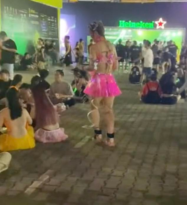 Theo đó, tham dự một lễ hội âm nhạc, Lê Bống xuất hiện đầy nổi bật trong bộ trang phục vô cùng cá tính.