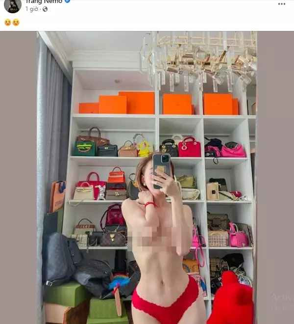 ít giờ trước, Trang Nemo chơi lớn tung khoảnh khắc bán nude. Cụ thể, trong hình ''hot girl bán hàng online'' để ngực trần, chỉ dùng tay che cặp nhũ hoa, còn phần dưới cô mặc chiếc quần nội y màu đỏ chót.