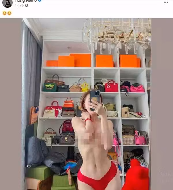 ít giờ trước, Trang Nemo chơi lớn tung khoảnh khắc bán nude. Cụ thể, trong hình ''hot girl bán hàng online'' để ngực trần, chỉ dùng tay che cặp nhũ hoa, còn phần dưới cô mặc chiếc quần nội y màu đỏ chót.