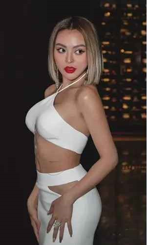 Mỗi lần đi dự sự kiện, hot girl Trang Nemo lại gây chú ý khi lên đồ cực "chặt chém". Trở về với công việc bán hàng, hot mom lại khiến dân mạng không khỏi "nhức mắt" với những kiểu ăn mặc khoe thân, được cho là cố tình nhằm kéo tương tác.