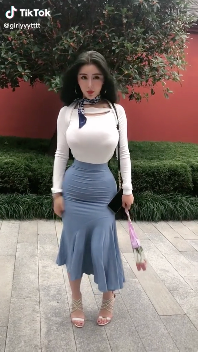 Bên cạnh đó, nhiều người còn đưa ra quan điểm cô nàng cố tình gây sốc bằng tài khoản TikTok khoe body kỳ quái, cô muốn thu hút thêm các lời mời quảng cáo.
