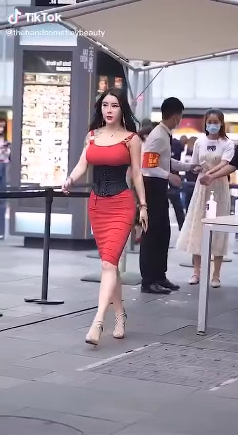 Dù xuống phố nhưng cô nàng mặt rắn rất chú ý tới dáng đi catwalk của mình.