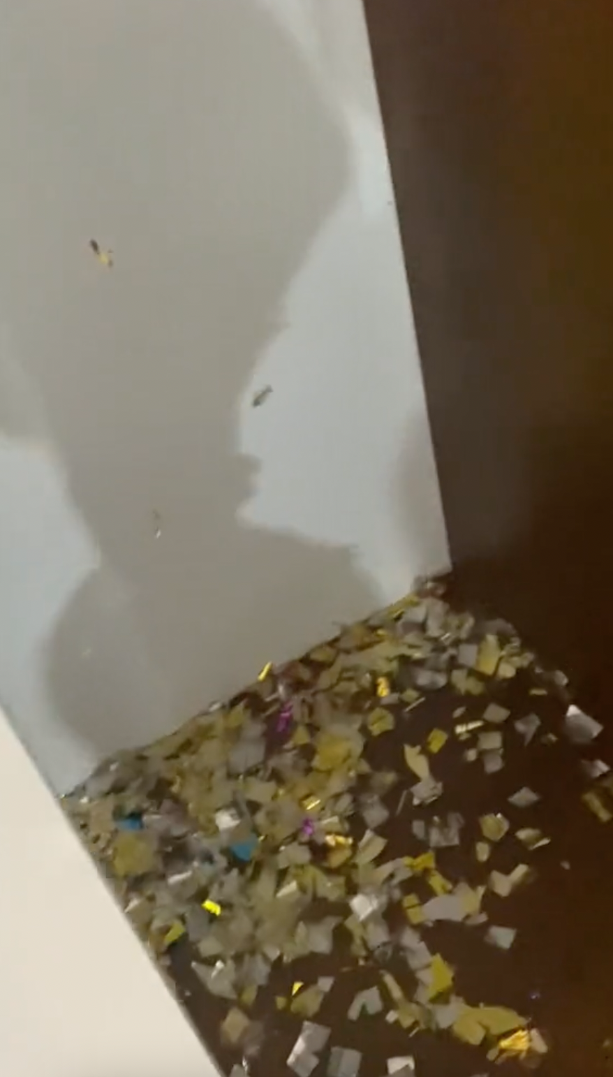 Sau đó chính cô nàng còn không quên đăng lên mạng xã hội khoe chiến tích: “Đây là kết cục khi thằng bạn thân lấy vợ trước tôi”.