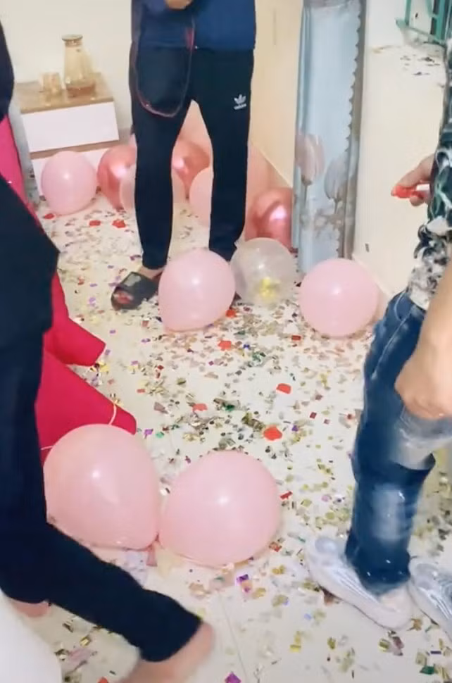 Nếu phòng bừa bộn nhiều pháo giấy như vậy, cặp đôi sẽ thêm mệt mỏi vì dọn lại.