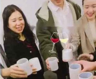 Về thời trang, cô tiểu thư Hà thành chọn phong cách kín đáo, đơn giản mà gọn gàng khi chụp ảnh cùng chồng con.