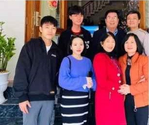 Hình ảnh này khác hẳn lúc Nhuệ Giang làm việc của một Giám đốc điều hành với cách phối đồ thời thượng, trang điểm kĩ lưỡng, luôn toát lên vẻ nghiêm túc.