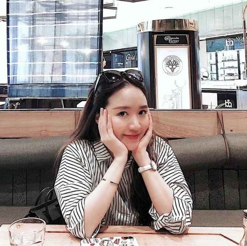 Nhuệ Giang xuất hiện thường xuyên hơn với những hoạt động trong công việc. Nhan sắc bà xã Xuân Trường ngày càng sắc sảo.