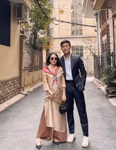 Xuân Trường lần hiếm hoi chia sẻ về bà xã kín tiếng: “Em tin rằng mọi người ở đây đều đồng ý rằng gia đình là chỗ dựa vững chắc nhất mà mình có được trên chặng đường sự nghiệp. Bà xã của em luôn là người mà em có thể chia sẻ mọi thứ, công việc trong bóng đá, công việc ở trung tâm phục hồi chấn thương. Không chỉ là một người đứng ở ngoài nhìn vào những gì mà em đang đi mà Giang - vợ của em cũng đang tham gia vận hành trung tâm ở Hà Nội".