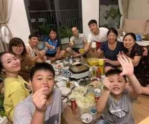 Ở nhà chồng, Nhuệ Giang mang vẻ ngoài dịu dàng, nữ tính với mái tóc thả dài mượt mà, cô nàng khoe nhan sắc xinh đẹp đằm thắm.