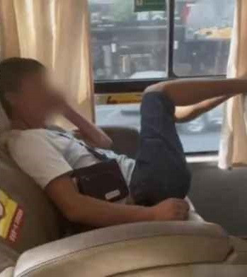 Vị khách nam kém duyên lúc này mới lầm bầm với vẻ không hài lòng.