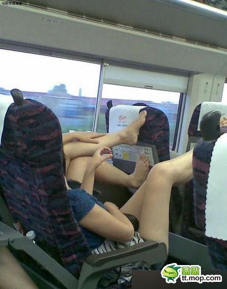 Trước đó, không ít lần những kiểu ngồi vô duyên trên xe khách từng được netizen đăng tải và nhận về vô vàn chỉ trích.