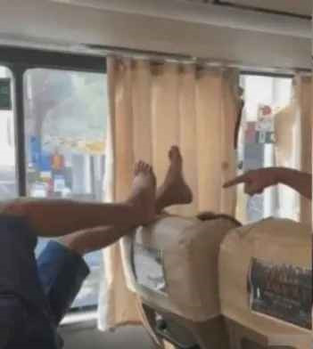 Những hành khách khác đã cảnh báo và thuyết phục anh ta bỏ chân xuống, nhưng người đàn ông vẫn im lặng.